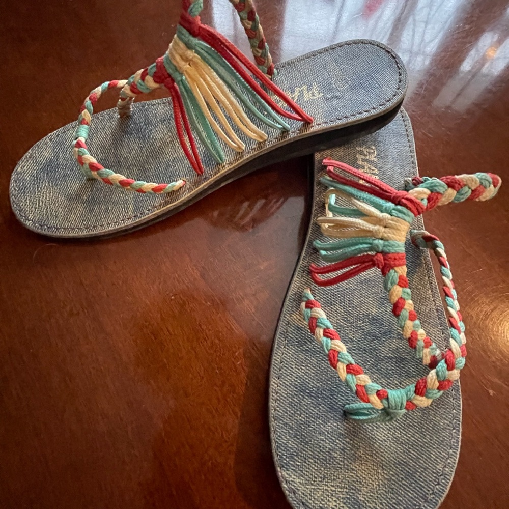 Plaka sandals, size 7